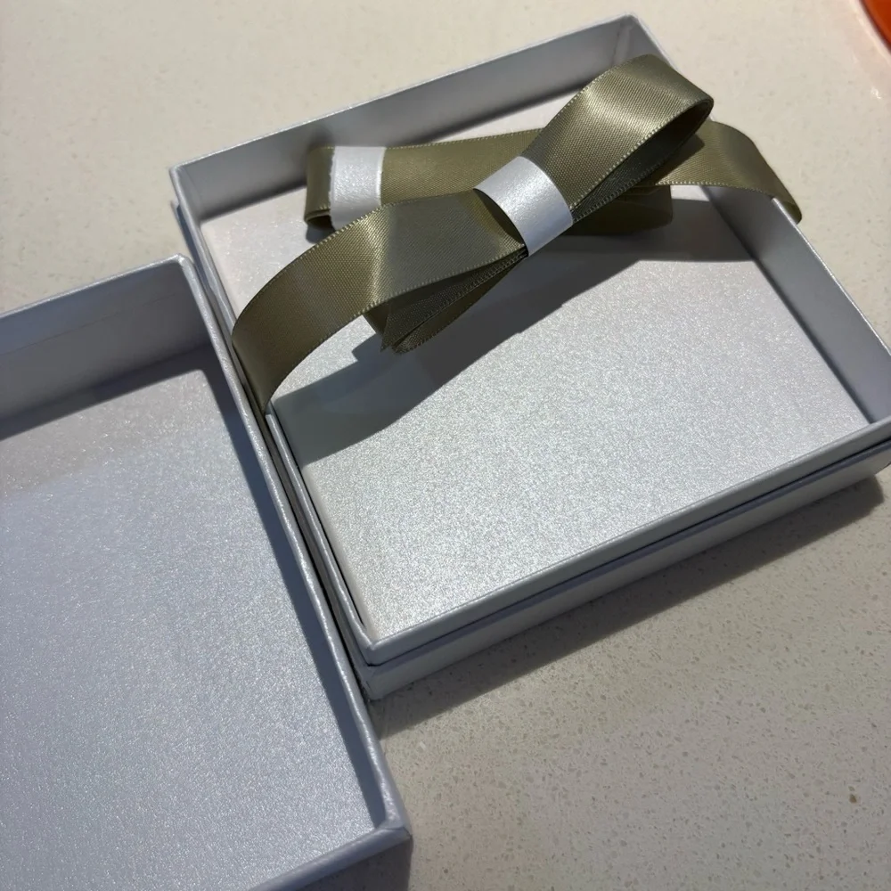 Van Cleef & Arpels Gift Box with green Ribbon